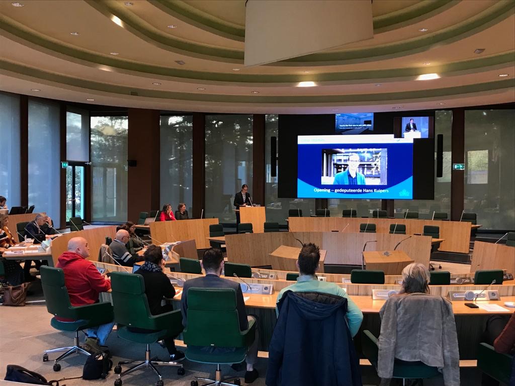 Eerste bijeenkomst van het Netwerk Drenthe Inclusief in het provinciehuis. Samen met organisaties is het thema ‘inclusie’ bij de kop gepakt. Hoe zorgen we er samen voor dat je in Drenthe gewoon mee kunt doen en je jezelf kunt zijn? Van elkaar leren en kennis en ervaringen delen