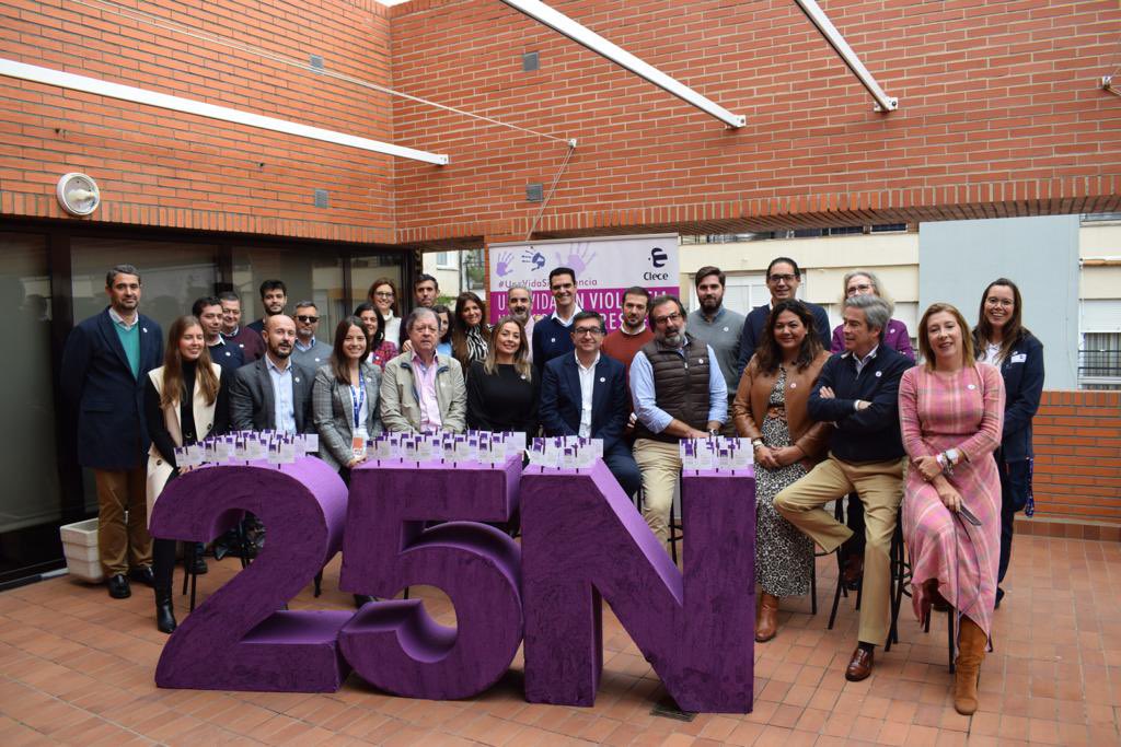 Clece_'s tweet photo. Bonitas imágenes de nuestros compañeros de #Andalucía este #25N. ¡Muchas gracias por vuestro apoyo!
#UnaVidaSinViolencia https://t.co/ZRZc5Ul4Xq