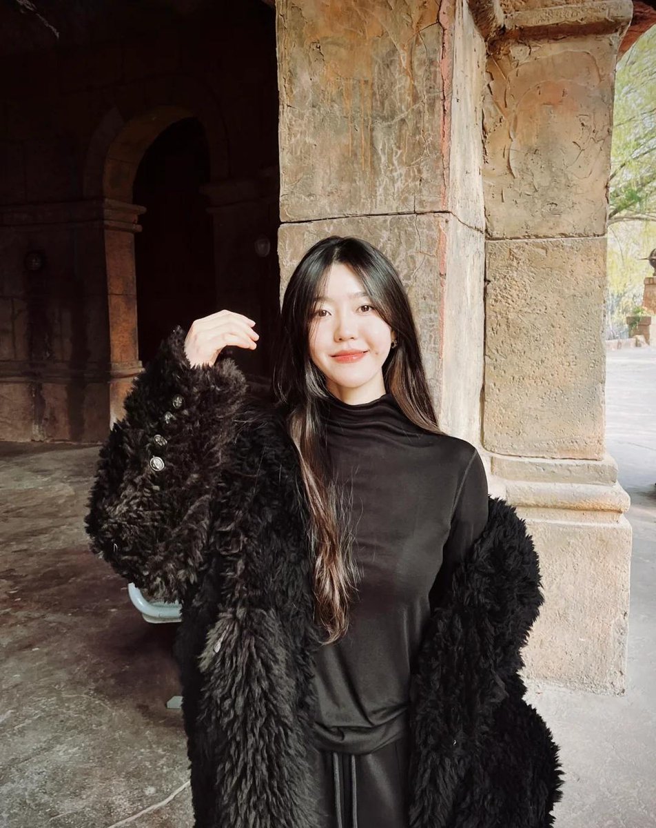 lisa_bj52's tweet photo. A black sweater. https://t.co/9hU07YSb3k