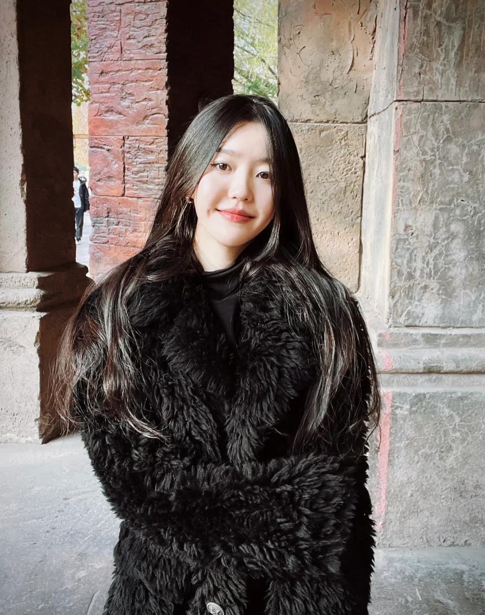 lisa_bj52's tweet photo. A black sweater. https://t.co/9hU07YSb3k