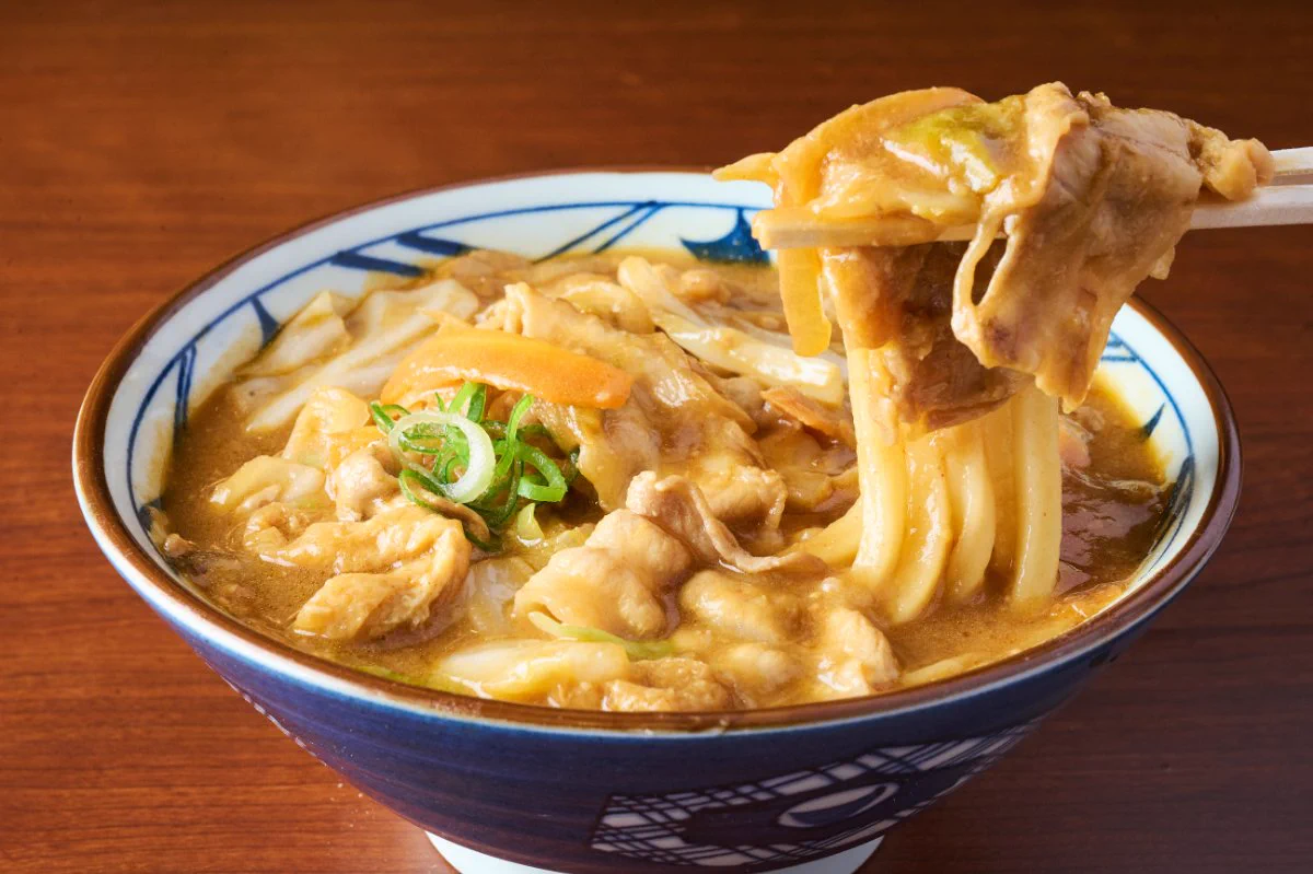 丸亀製麺から、豚汁を超える新メニュー登場。その名も【俺たちの豚汁うどん】！