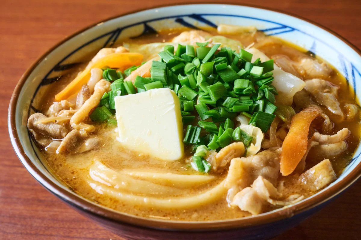 丸亀製麺から、豚汁を超える新メニュー登場。その名も【俺たちの豚汁うどん】！