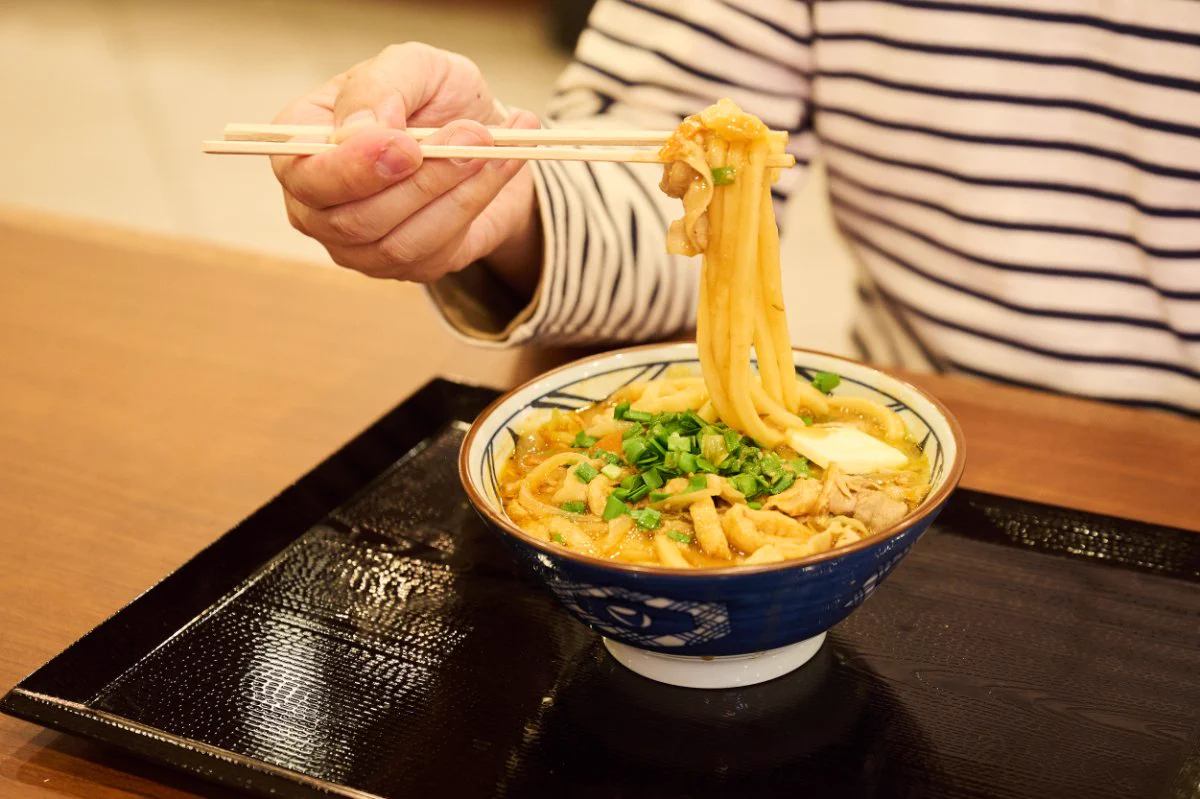 丸亀製麺から、豚汁を超える新メニュー登場。その名も【俺たちの豚汁うどん】！