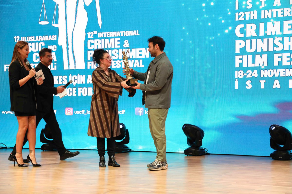 USCFF's tweet photo. Altın Terazi Kısa Metraj Film Yarışması" dalında en iyi film ödülü "Birlikte, Yalnız" filmine verildi. Ödül, jüri başkanı Maxine Williamson tarafından filmin yönetmeni Kasım Ördek'e takdim edildi.

@kasimordek https://t.co/jttD96D5AQ