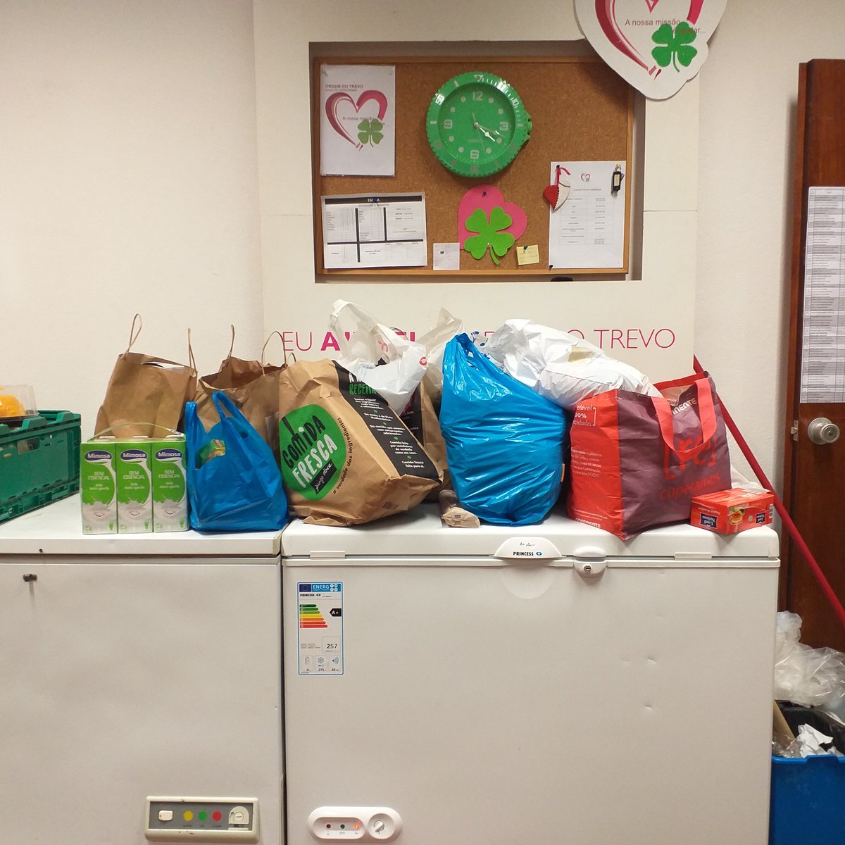 Another good result this afternoon with the food donation. Thank you for donating. Also a big thank you to the volunteers this afternoon, thank you for your time. Deborah Cross, Anne Preece, Alan, Rui furtado, Tinus Grobler, Gaby Knap