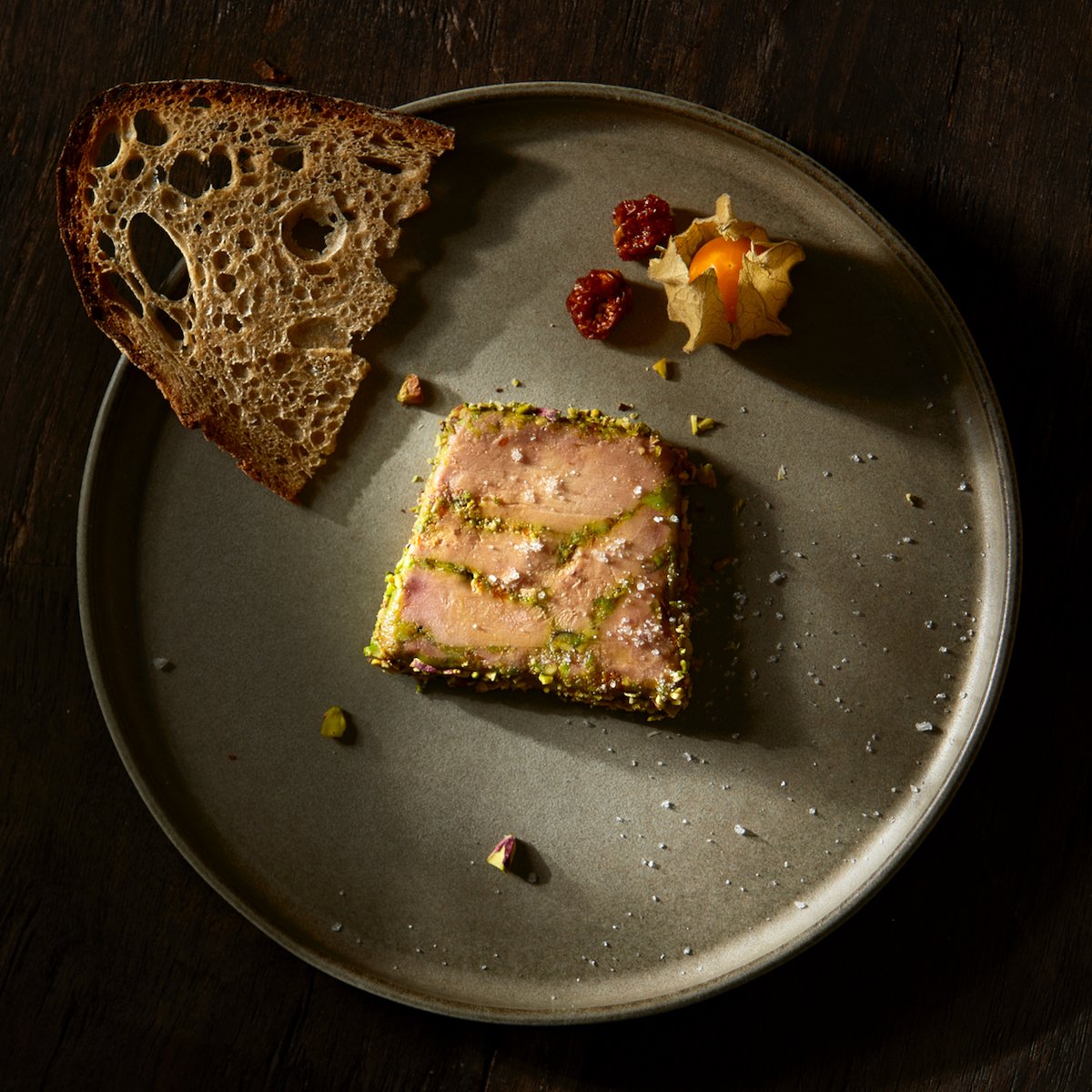 arno_veenhof's tweet photo. Nu, van 👨‍🍳 Florian, eendenleverterrine mi-cuit met pistache, physalis en Colombokruiden | zeeduivel met groene curry, parelgort, venkel, zongedroogde tomaat en bundelzwam. 🎄Binnenkort online: https://t.co/LDRIzcgoCQ
📸 Dennis Brandsma 🍽 Répresentable 🖥 design Patrick Wagemaker https://t.co/J7DEpHfedz