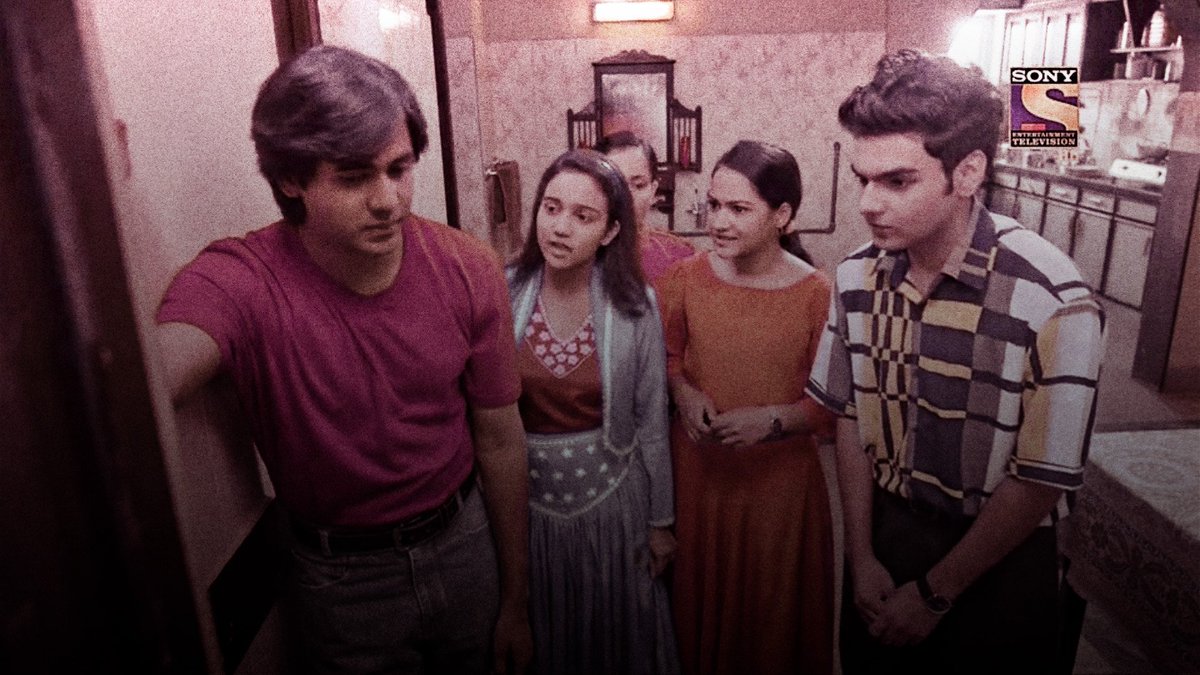 qaagazkikashti's tweet photo. such a thoughtful way to make swamun realise their love 🥺
"tasveere kabhi jhoot nhi bolti swati" and made her see how munna has always been on her side🥺
"dekh, sab camera ko dekh rahe honge aur munna sirf tujhe"

#YehUnDinonKiBaatHai #swamun #AshiSingh #RandeepRai https://t.co/mStYbqwR70