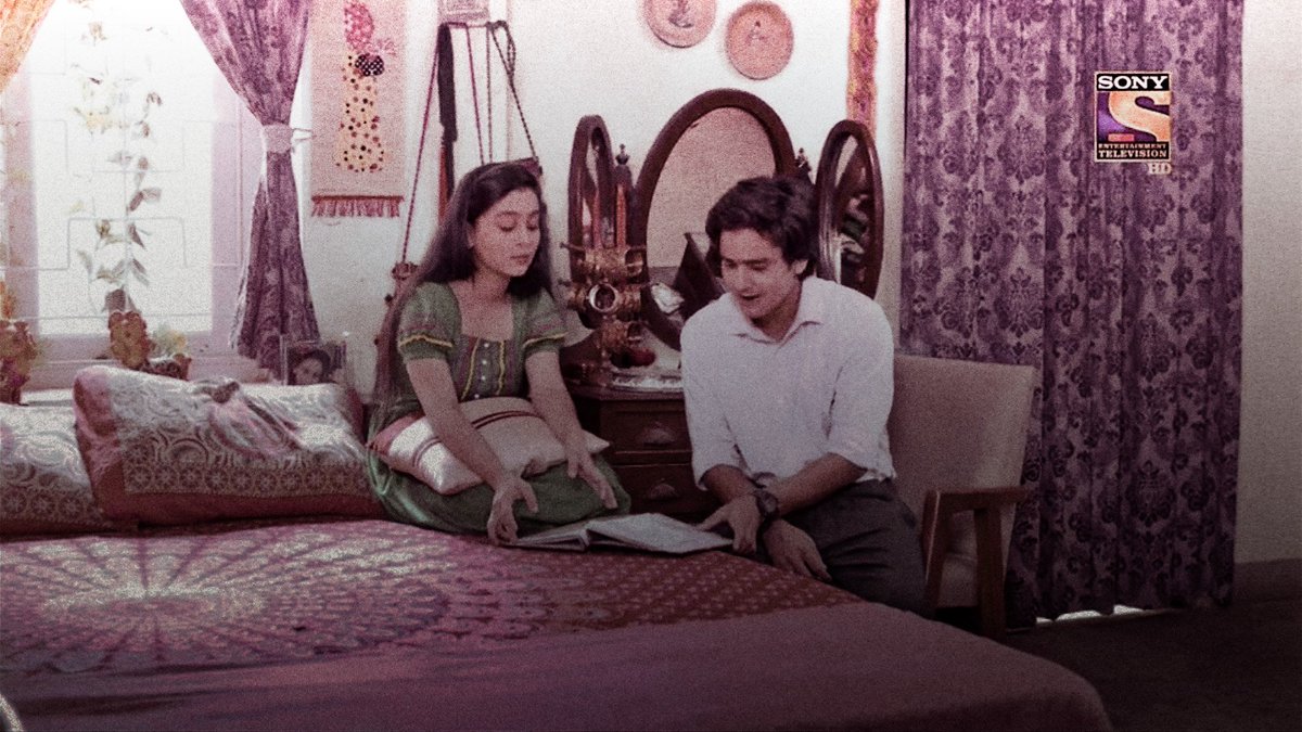 qaagazkikashti's tweet photo. such a thoughtful way to make swamun realise their love 🥺
"tasveere kabhi jhoot nhi bolti swati" and made her see how munna has always been on her side🥺
"dekh, sab camera ko dekh rahe honge aur munna sirf tujhe"

#YehUnDinonKiBaatHai #swamun #AshiSingh #RandeepRai https://t.co/mStYbqwR70