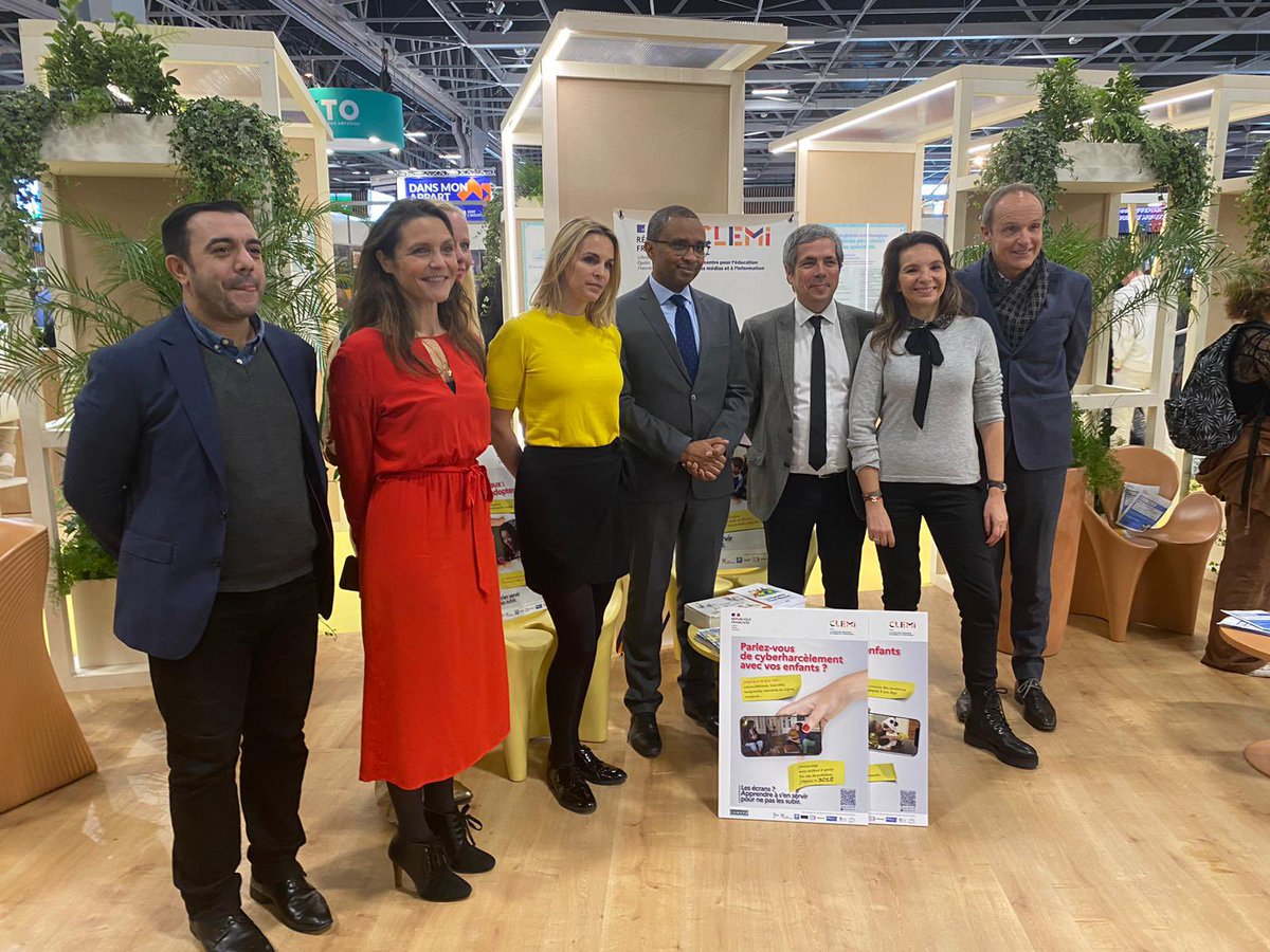 Bravo au <a href="/LeCLEMI/">CLEMI</a> <a href="/ViSassoon/">Virginie Sassoon 🦋</a> <a href="/SergeBarbet/">Serge Barbet</a> pour cette très belle campagne de sensibilisation autour de la parentalité numérique, que nous avons pu présenter longuement au Ministre <a href="/PapNdiaye/">Pap Ndiaye</a> au Salon européen de l’Education. 

#SalonEduc #Familletoutecran <a href="/reseau_canope/">Réseau Canopé</a>