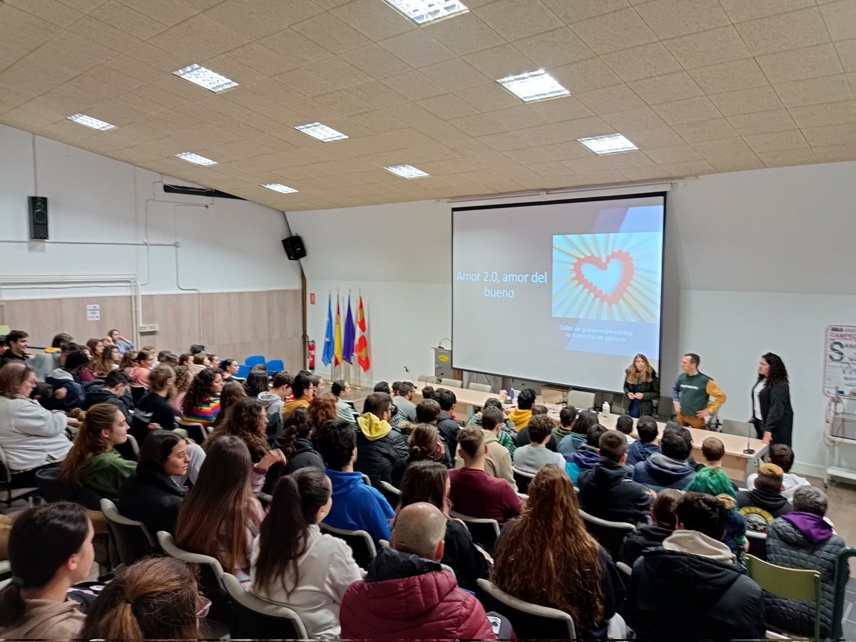 cifppalencia's tweet photo. Hoy, gracias a nuestra profe de FOL Soledad, ha tenido lugar el taller de prevención contra la violencia de género "Amor 2.0, amor del bueno" con motivo de la celebración del Día Internacional de la Eliminación de la Violencia contra la Mujer. #violenciadegenero https://t.co/bSvkxlitbj