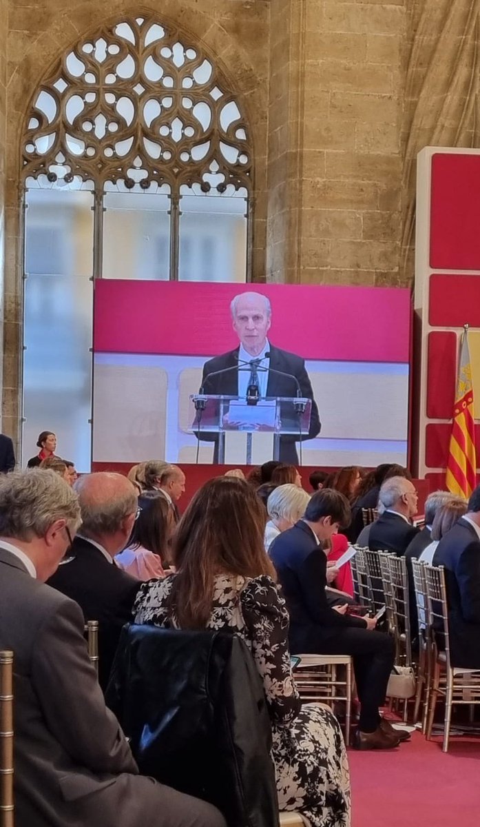 CIPFciencia's tweet photo. Roger Kornberg Nobel Laureate presents homage to Santiago Grisolía #PremiosReiJaumeI Congratulations for the award! #ScienceIsFuture #ScienceInValencia https://t.co/gKhEs1bSeK