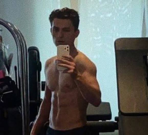 cherrydayas's tweet photo. -tom holland looking hot: a thread 🧵 https://t.co/oci6mL9KBG
