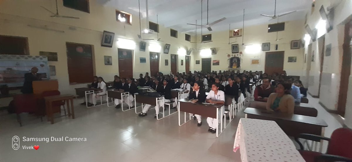 chgsbhu's tweet photo. Seminar on Time Management held today for the students of class XI &amp; XII. Shri Sunil Narayan Upadhyaya,alumnus of CHBS 1968 to1974,presided over as the chief guest and speaker for the day. Presently working as Skill Trainer gave valuable inputs to manage time https://t.co/HzxQE2zSdv