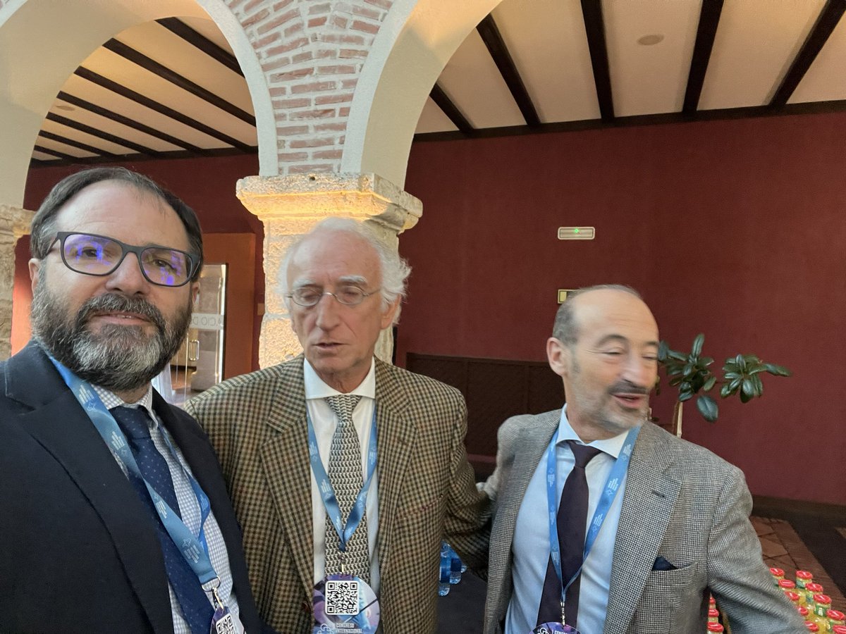 icastivela's tweet photo. CONGRESO INTERNACIONAL DE CIRUGÍA ROBÓTICA. VALLADOLID. Excelente congreso!! Aprendiendo de grandes expertos. Mi maestro Richard Gaston siempre nos enseña detalles técnicos que nos permiten mejorar para alcanzar la excelencia. #CirugiaRobotica #Colposacropexia #Prostatectomia https://t.co/KRQ3WcJoic