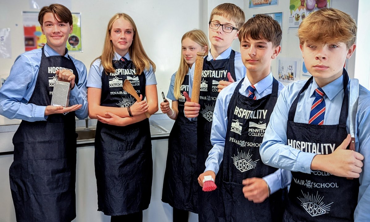 Hospitality Table Cornwall is proud to announce their recent collaboration with Award-winning burger company <a href="/HubboxSW/">Hub Box</a> to help raise career aspirations and gift branded aprons to <a href="/PenairSchool/">Penair School</a> in Truro. 
 
Read more here 👉  hospitalitytablecornwall.co.uk/penair-school/