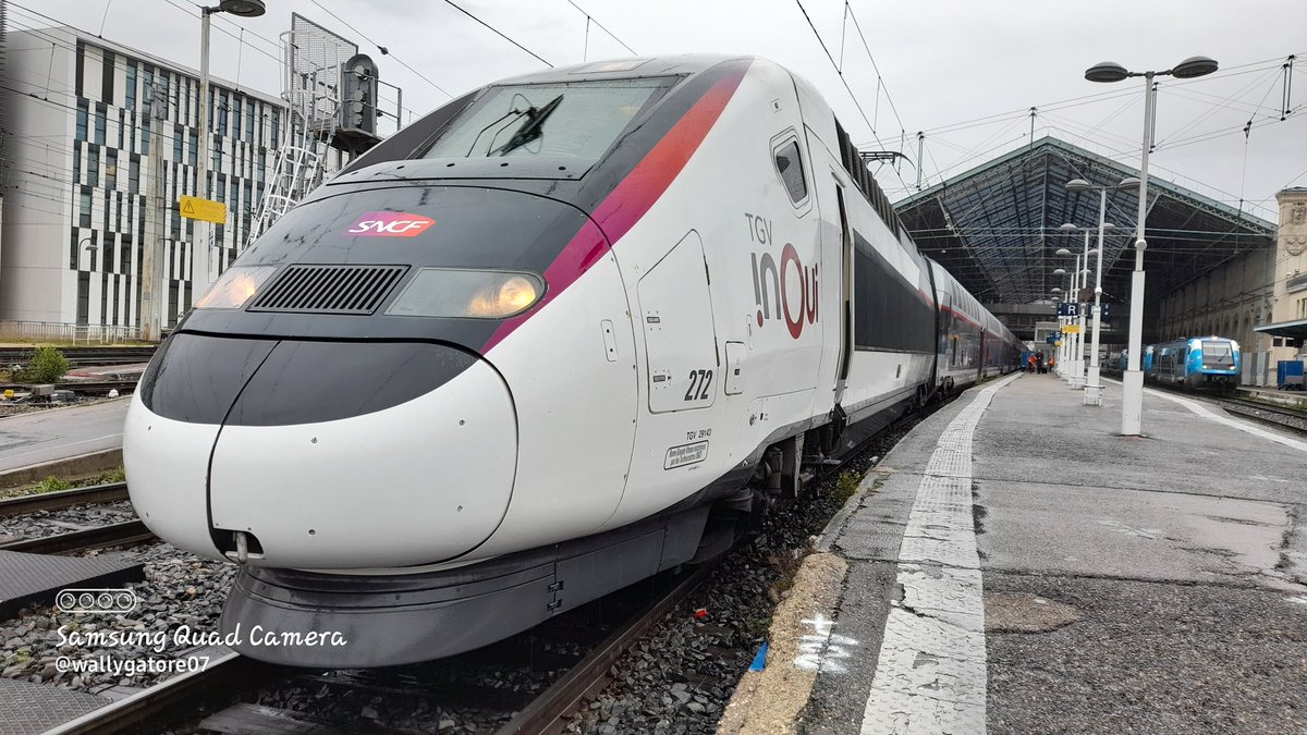 wallygatore07's tweet photo. Une rame qui sent encore la peinture à l intérieur de la motrice.
Une petite cure de jouvence surtout pour l espace voyageur (date de 2005).
Je vous laisse tester et voyager avec nous ?
Bon voyage avec #tgv6620 entre Lyon et Paris avec @TGVINOUI 
Votre conducteur 
#TGV
#duplexE https://t.co/EicxJXbQOB