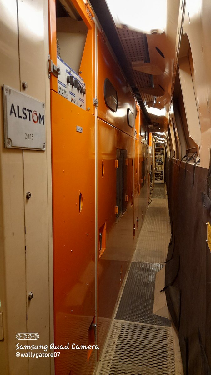 wallygatore07's tweet photo. Une rame qui sent encore la peinture à l intérieur de la motrice.
Une petite cure de jouvence surtout pour l espace voyageur (date de 2005).
Je vous laisse tester et voyager avec nous ?
Bon voyage avec #tgv6620 entre Lyon et Paris avec @TGVINOUI 
Votre conducteur 
#TGV
#duplexE https://t.co/EicxJXbQOB