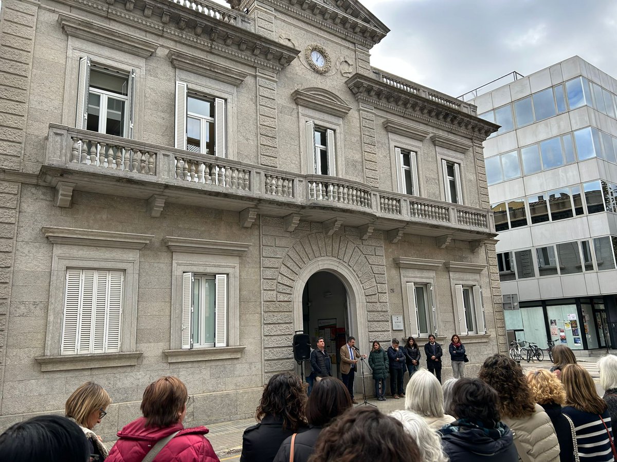 AjBanyoles's tweet photo. 🟣 ACTE INSTITUCIONAL #25N
Celebrat l'acte institucional pel Dia Internacional per a l'Eliminació de la Violència vers les Dones. L'alcalde Miquel Noguer ha llegit el manifest on es referma el compromís amb la llibertat de les dones per fer també una societat més lliure #Banyoles https://t.co/e6vd29QChX