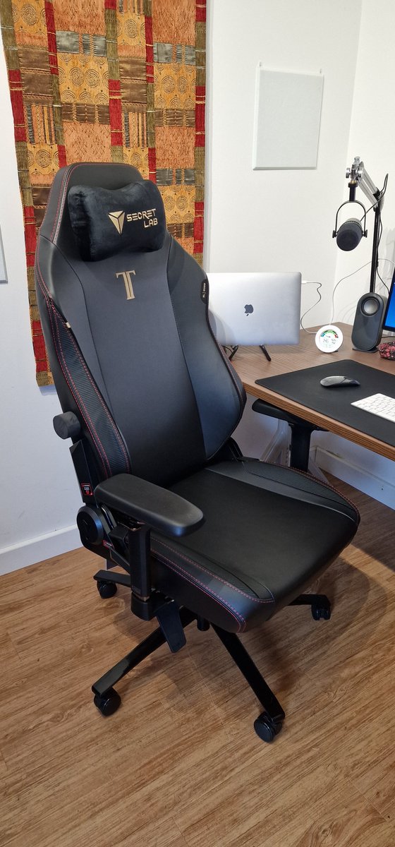 acarnievmw's tweet photo. Just assembled my new Secret Lab Titan Evo 2022 Chair.  Really comfortable.

My thanks to Elizabeth Zharoff (The Charismatic Voice on YouTube) for the recommendation. https://t.co/w8cBxgzdiv