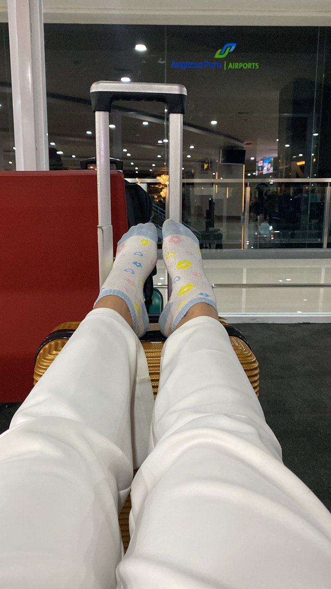 Pulang BTR, belum mandi, udah buru2 ke bandara terus delay 2 jam 😬 terus td hp ketinggilin di musholla bandara ✌🏻 terus nunggu nya sendiri eh gadeng bersama penumpang lain yg kena delay juga 🥲