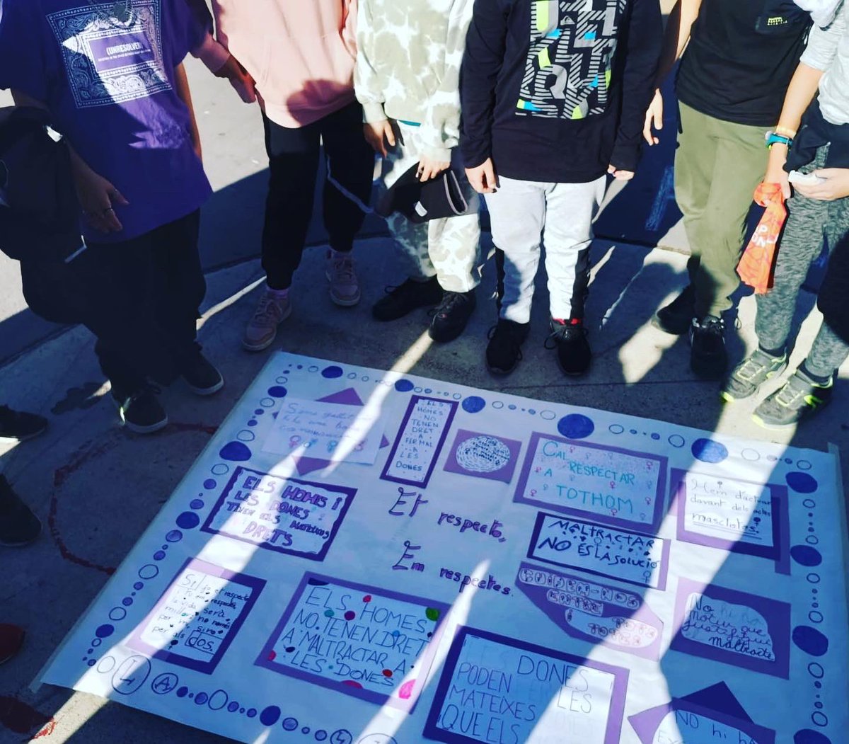 EscolaLio's tweet photo. La classe de 5è en representació de l"escola, ha participat en l"acte del 25N, que ha organitzat lAjuntament. #SomLaLió https://t.co/s9pYBoSiXx