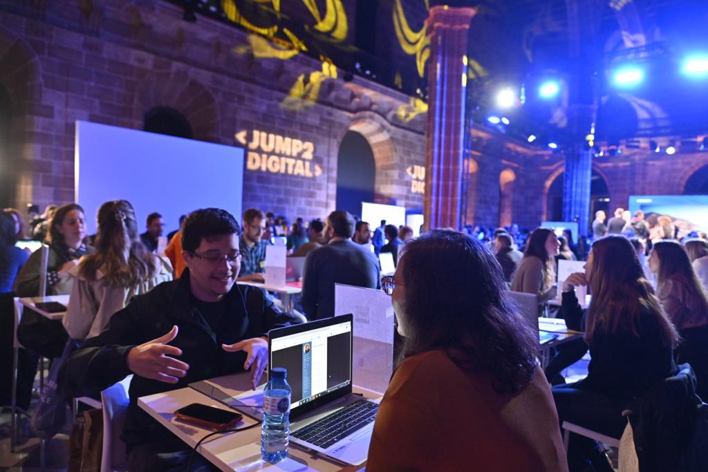 BDTalent's tweet photo. ¡#Jump2Digital22 está lleno de oportunidades laborales! 💼
Los participantes del #SpeeDating llevan toda la mañana desenfundando su #CV y poniendo en práctica su elevator pitch con recruiters de #TechCompanies muy TOP!
Más de uno ya ha dado el salto al mundo digital 😉👇🏼 https://t.co/0aA8anYoDk