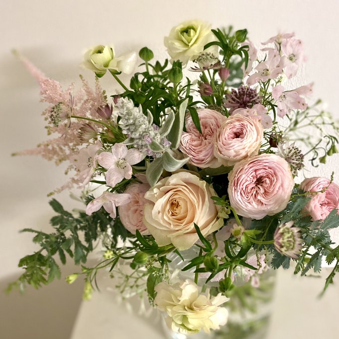 部屋が散らかっていても花を飾るんだプロジェクト継続中。散らかった部屋に突如夢のようなロマンチックなブーケ。幸せな気持ちで仕事します。バラはピンクムースとスフレアヴリコ#ジャルダンノスタルジック 