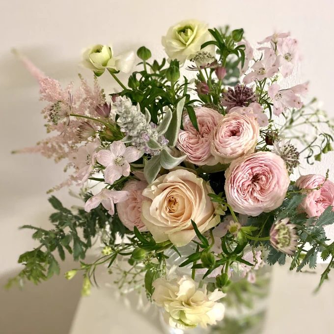 部屋が散らかっていても花を飾るんだプロジェクト継続中。散らかった部屋に突如夢のようなロマンチックなブーケ。幸せな気持ちで仕事します。バラはピンクムースとスフレアヴリコ#ジャルダンノスタルジック 