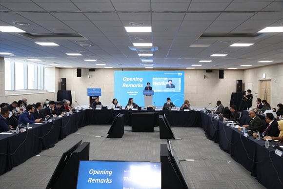 gaurrc's tweet photo. 2nd Day #mowcap meeting started with adoption of agenda, confirmation of minutes of last meeting & ppt of country reports. I presented report on last 4 years activities undertaken on @UNESCO MoW in India. @unesconewdelhi @IndiaatUNESCO @M_Lekhi @MinOfCultureGoI @ignca_delhi https://t.co/VoWvGesxEp