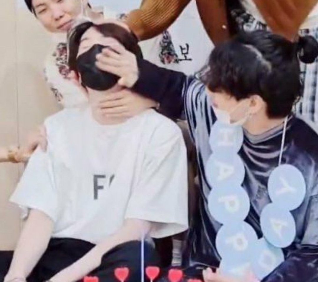dreamyJeonz_'s tweet photo. Yoongi's god tier patience being tested by the members; — a hilarious thread https://t.co/hgvvmUn6Jf