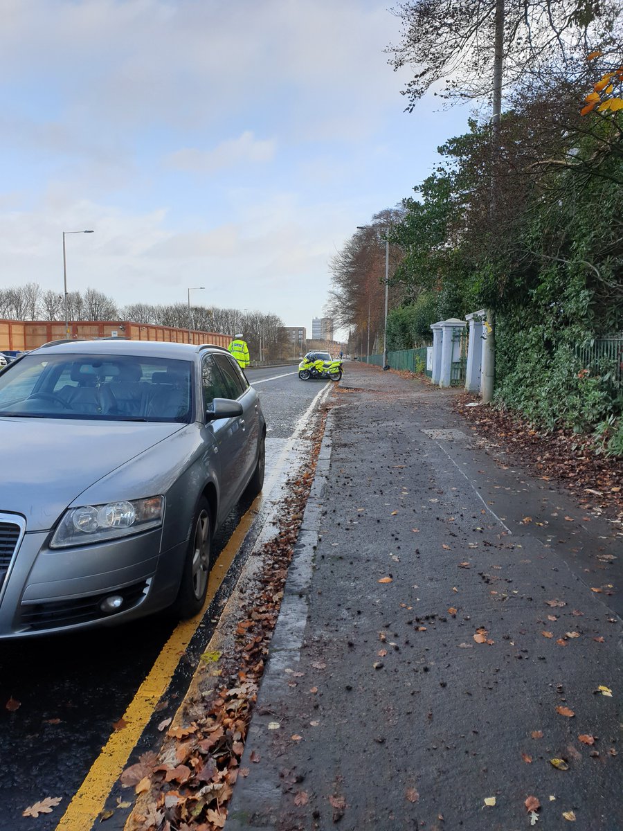 PSOSRoads's tweet photo. Officers from #GlasgowRP and the #NMU conducted a #GetReadyforWinter road check today on Helen Street, Glasgow - opposite the Police Station. One of the first stops was a #DisqualifiedDriver. Not a long journey to the station! More vehicles stopped for other offences also! https://t.co/aH0THFNmYQ