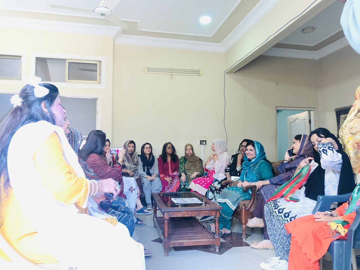 safiabaloch1's tweet photo. With participants of Haqeeqi March who joined us yesterday from Karachi, Hyderabad and  MirpurKhas before leaving for Rawalpindi. 
@PTIOWomenWing @PTISindhOffice 
#چلو_چلو_پنڈی_چلو #حقیقی_آزادی_مارچ https://t.co/aJcs1QNRHO