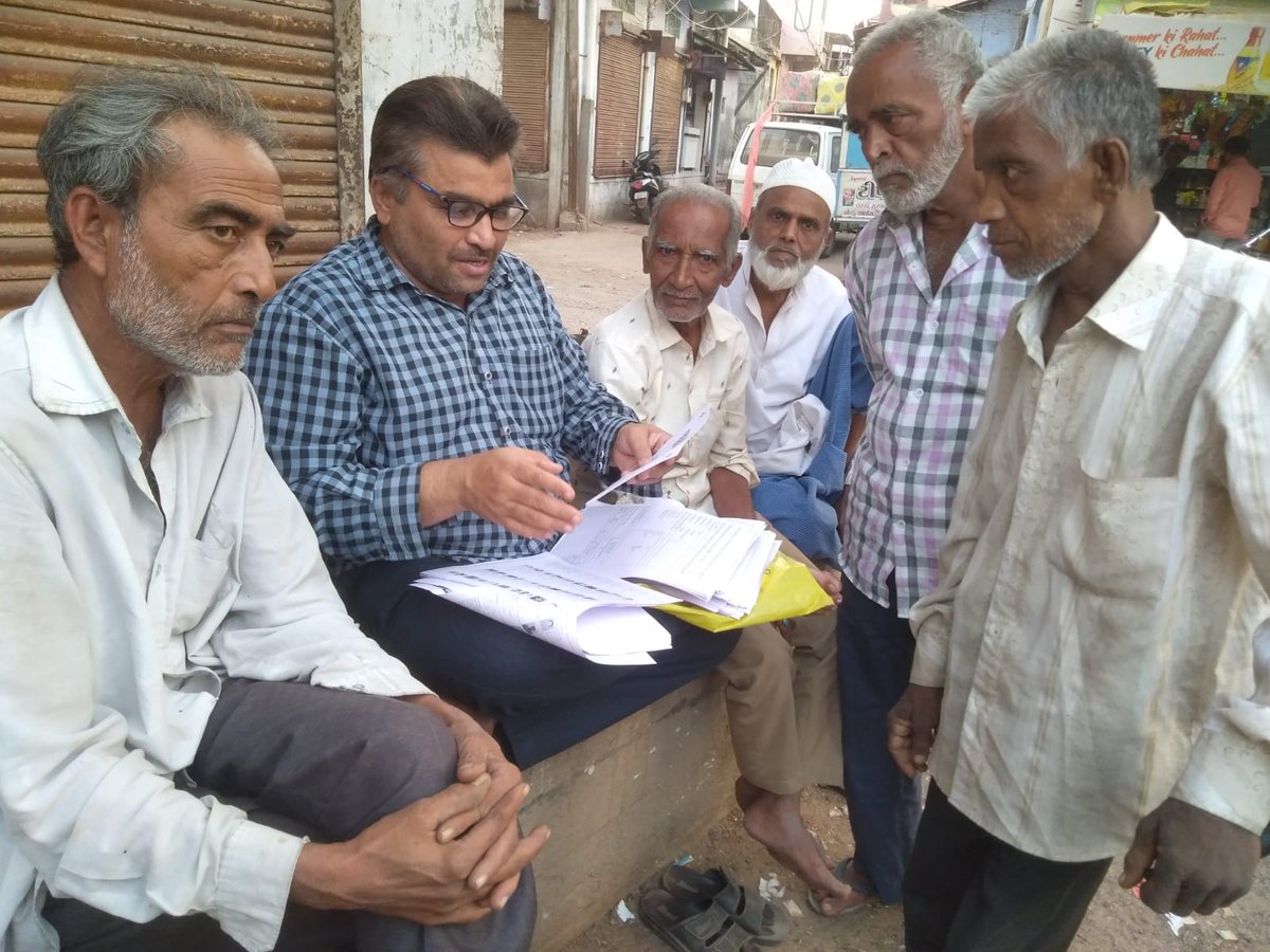 sdm_khambhat's tweet photo. Voter information slips distribution by BLO .. #Election_2022 #108_khambhat #Go_vote  @CEOGujarat https://t.co/1kxJqHKKDg