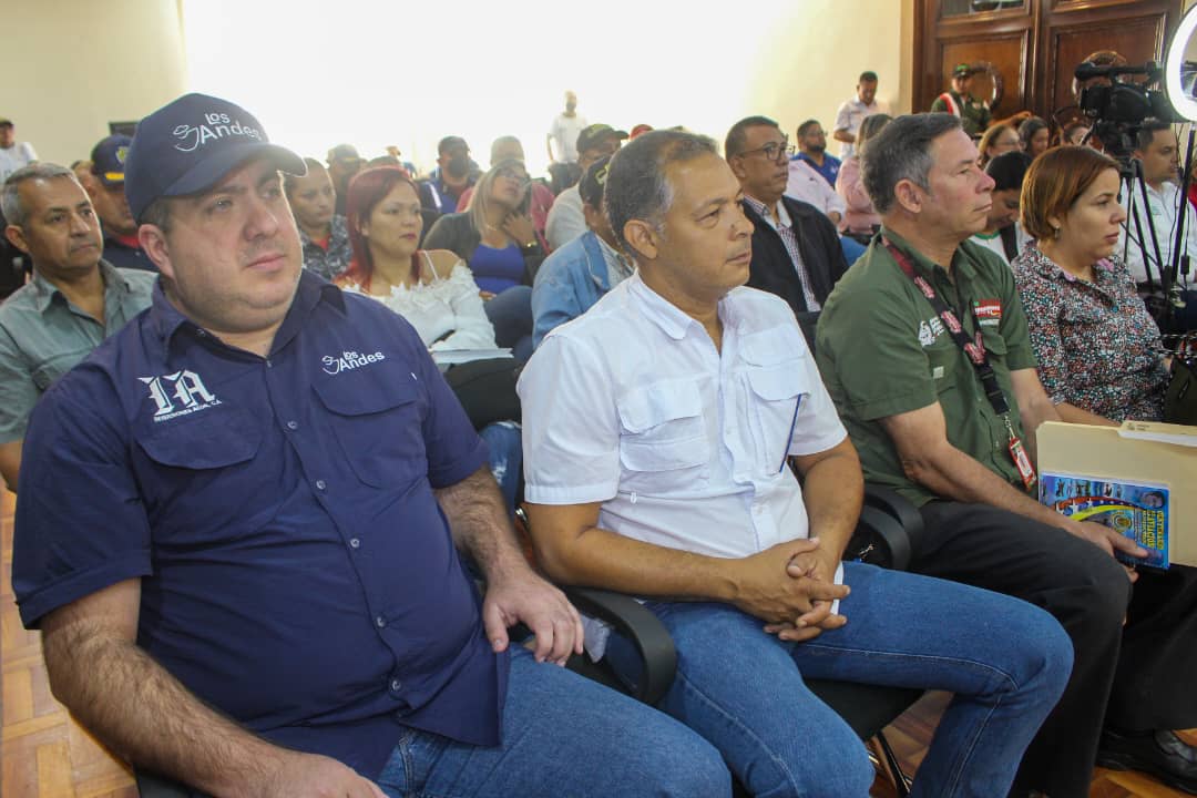 GobTrujillo's tweet photo. #ENFOTOS📸 || Así avanza el programa #HáblameGerardo de este viernes #25Nov.
Poder Popular y Tren Ejecutivo acompañan al gobernador @Gerardo4fPsuv en el Salón Elíptico del Palacio de Gobierno.

#DiálogoDePaz 
#HáblameGerardo https://t.co/hidmQ4l2OO