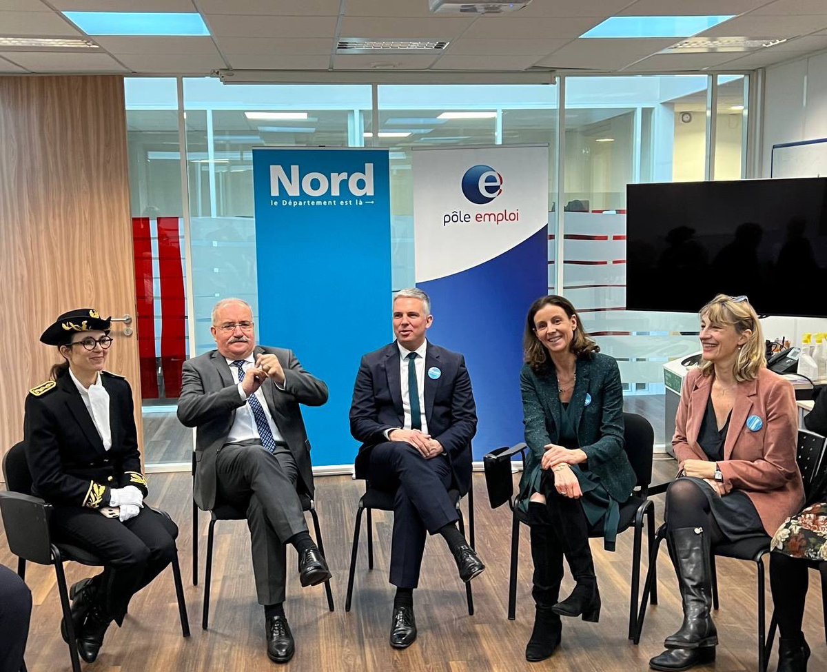 lecocqcharlotte's tweet photo. Très heureuse d’accueillir M. le Ministre des Solidarités, de l'Autonomie et des Personnes handicapées @Combe à l’occasion de la semaine RSA : Réussir Sans Attendre. L’occasion d’échanger avec les professionnels de la Maison Nord Emploi et de Pôle Emploi de Lille. https://t.co/LW7nPS7oc7