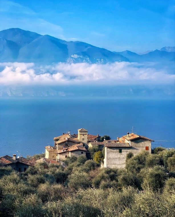 arpaveneto's tweet image. #GreenWeekend #VisitVeneto
Case di sassi e vicoli lastricati fanno di Biaza, piccola frazione di #BrenzonesulGarda un borgo in cui trascorrere momenti di assoluta pace e serenità
#VisitVeneto #LagodiGarda
📸 Foto IG silvia_turazza
scopri di più su @TurismoVeneto