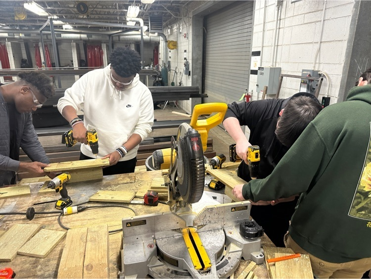 DesotoParish's tweet photo. Teamwork is an essential skill needed in the workplace. These MHS students are assisting each other while completing projects in Carpentry class! #FindYourWayFriday #DeSotoStrong https://t.co/d0DANlTkjA
