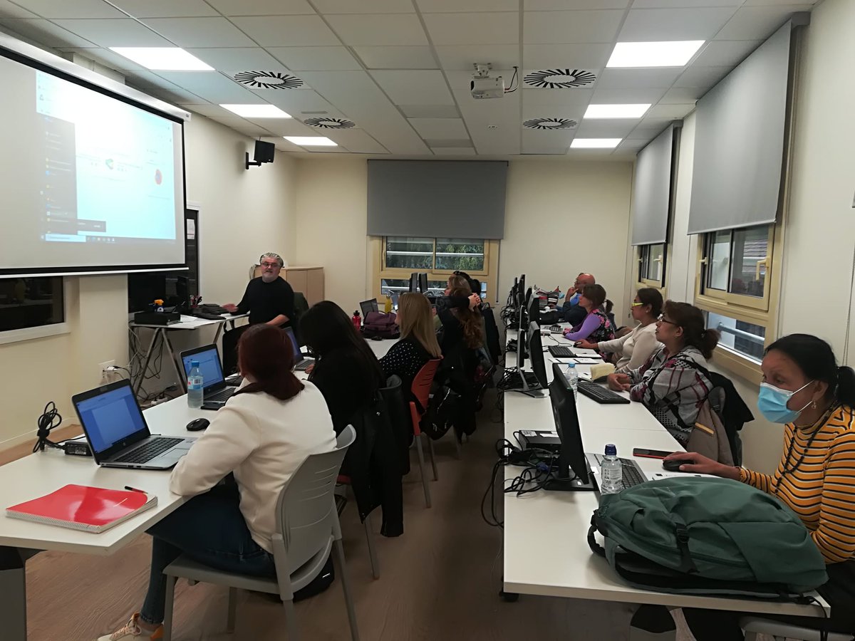 Avui finalitza la formació de tres setmanes dels i les participants del programa #ESAL del #SOC sobre Habilitats de Comunicació i Competències Digitals Bàsiques, impartida per la FAD SJD. Aquesta formació transversal ha contribuït a millorar les seves competències professionals.