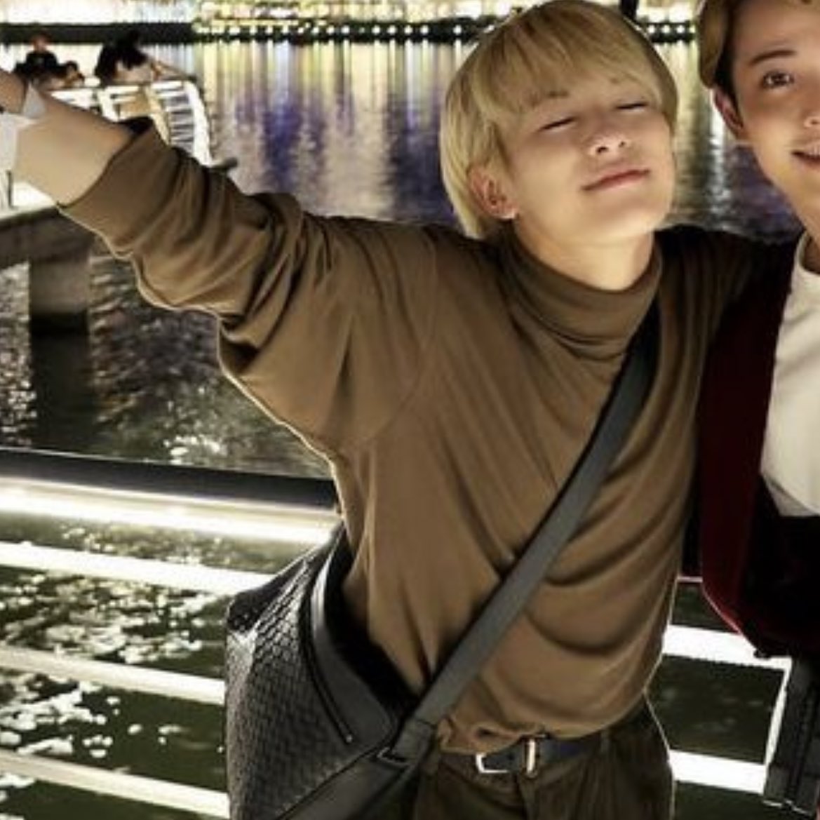takonoahi_jo's tweet photo. 松倉くんはボッテガ(多分)・中村海人はクロムハーツ(多分)・如恵留はBurberry・宮近はYouTubeトートバッグ https://t.co/9mAMPwZZ9h
