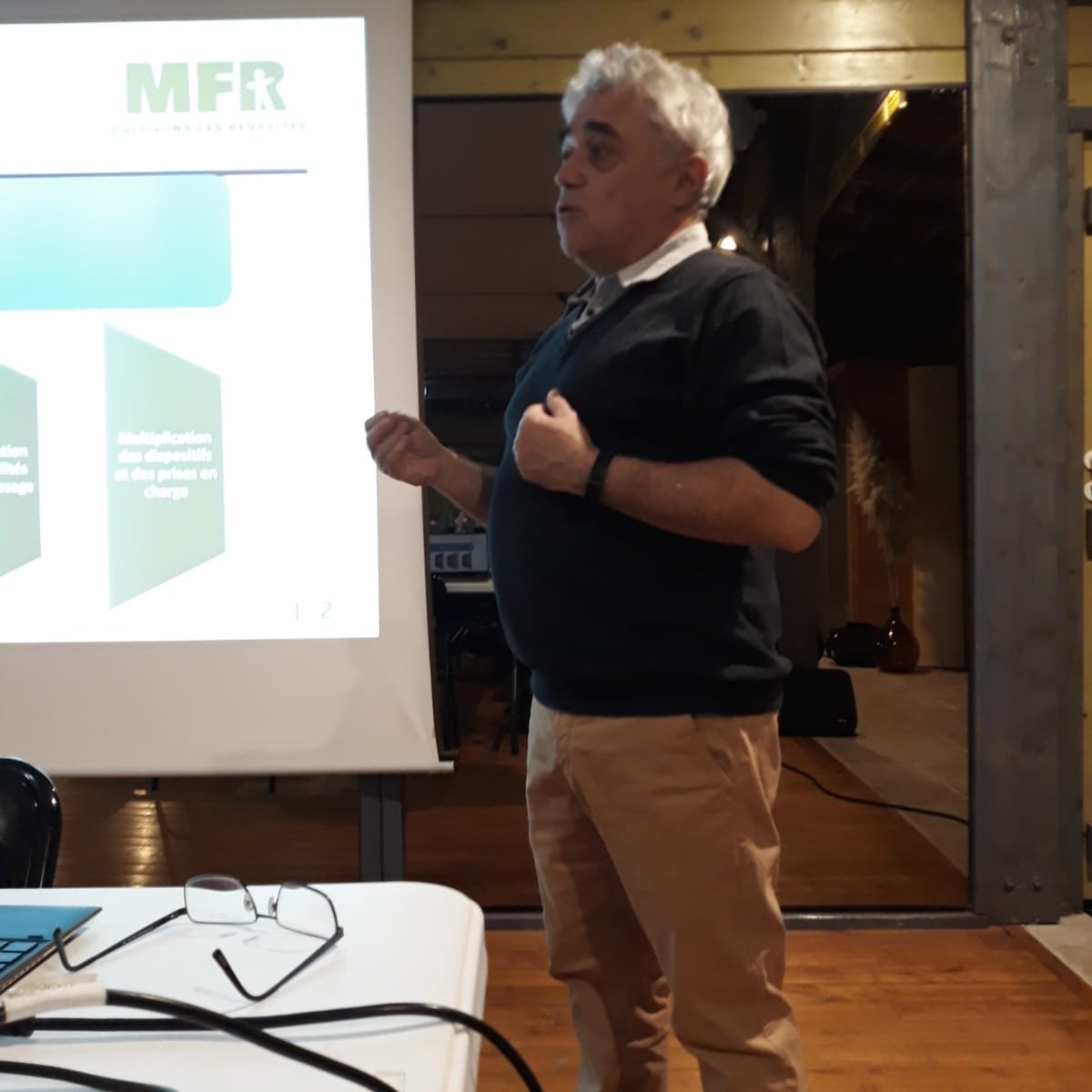 MFRPOITOU's tweet photo. Intervention et remerciements à Joël BUGUET sur les apports sur le développement de la Formation Professionnelle Continue. Échanges riches sur cette dernière matinée et perspectives d'avenir.
#formationadulte #perspectives #développement 
@Talavet1 @BarreDelphine @Metayer7Metayer https://t.co/uXrKrKWMZu