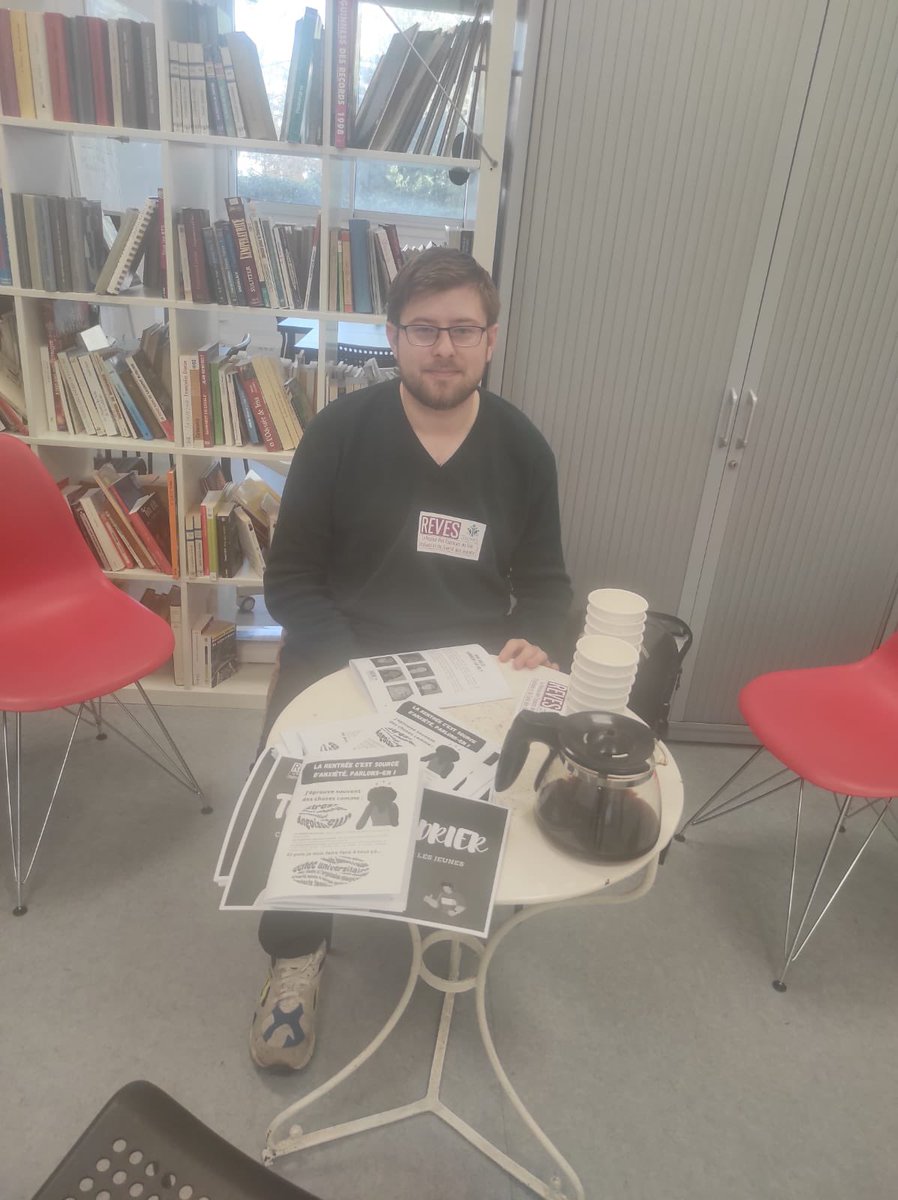 RevesJeunes's tweet photo. Nous étions présent•es sur l’antenne du @SecourspopParis dédié aux jeunes. Occasion de discuter avec chacun•e : stress, tabou psy autour d’un café 👍🏿 https://t.co/BkEkI441f6
