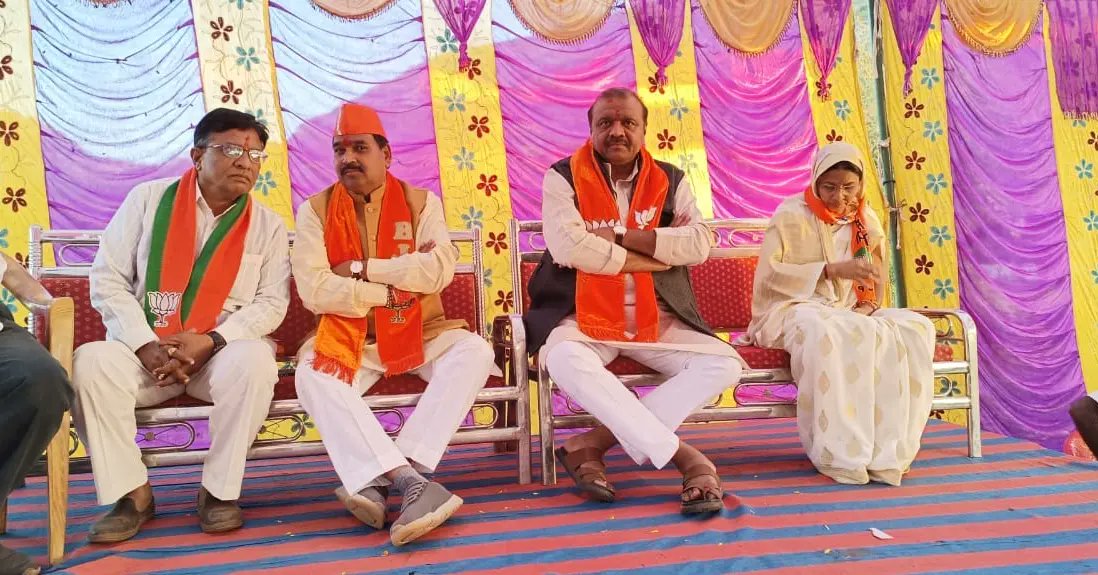kuberdindor's tweet photo. મારા મત વિસ્તાર,સંતરામપુર વિધાનસભા ના,ખેડાપા ગામે માળી ફળીયા મા ,ચૂંટણી પ્રચાર અને ગ્રામજનોના આશીર્વાદ લીધા 
,ગામના લોકોનો અપાર સ્નેહ મળી રહ્યો છે આ વખતે ભાજપની પ્રચંડ જીત નિશ્ચિત છે...

#drkuberdindor24x7 #કમળ_ખીલશે_સંતરામપુર_જીતશે #ભરોસા_ની_ભાજપ_સરકાર #આ_ગુજરાત_મેં_બનાવ્યું_છ��� https://t.co/5SSmuh7aNf