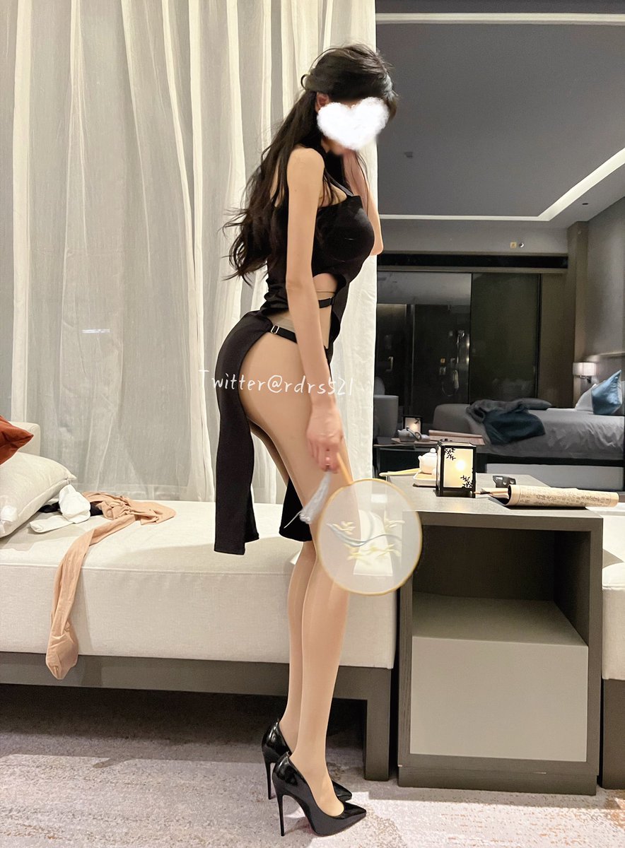我觉得喜欢肉丝的要比喜欢黑丝的更色，喜欢黑丝是因为神秘隐约可见，多了些幻想。而肉丝，神秘触手可及，那单纯就是为了撕扯的快感了。铁汁儿们你们说是么？

🧦：涞觅雷神 https://t.co/G6tJ0M9u6T