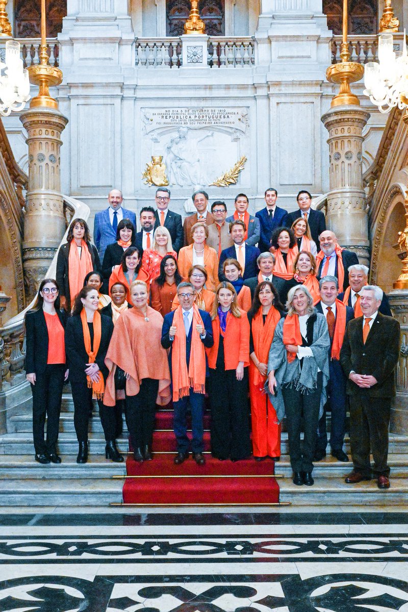 A Embaixadora de 🇪🇦 na @CamaraLisboa com o Presidente @Moedas e outras colegas embaixadoras pelo fim da violência contra as Mulheres e Raparigas 👩‍👧.📷 Carlos Morais da Silva/CML