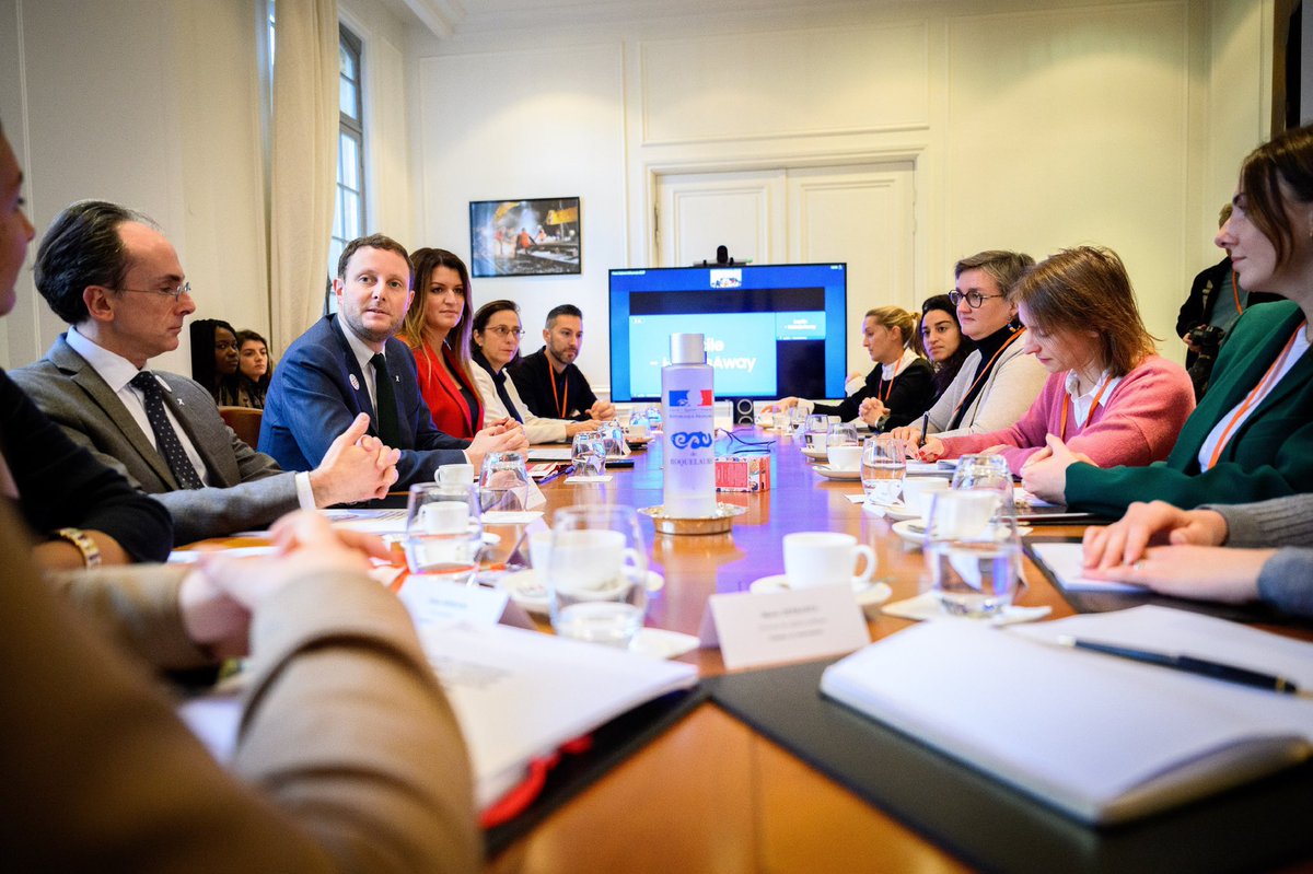 CBeaune's tweet photo. #25novembre | En cette journée pour l'élimination de la violence à l'égard des femmes, avec @MarleneSchiappa, nous avons échangé avec des associations pour les droits des femmes.

🔴 9 femmes sur 10 ont vécu des violences sexuelles ou sexistes dans les transports ⤵️ https://t.co/GbRcQnPesK