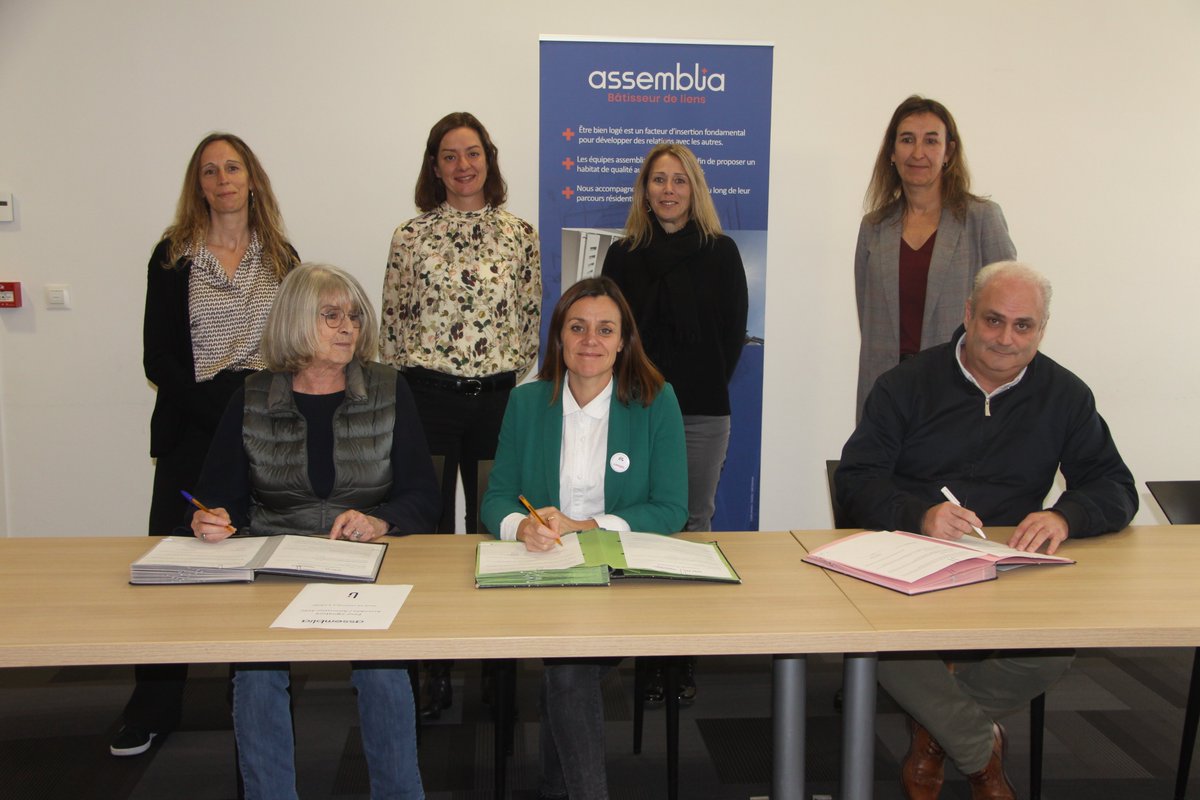 assemblia_sem's tweet photo. A l'occasion de la Journée internationale de lutte contre les violences faites aux femmes : signature d'une convention entre #assemblia et #AVEC63 en faveur des victimes qui ont besoin d'être relogées rapidement.
Merci à Michelle Hufnagel et David Degery aux côtés @MarionCanales https://t.co/qMx7iqy8FV