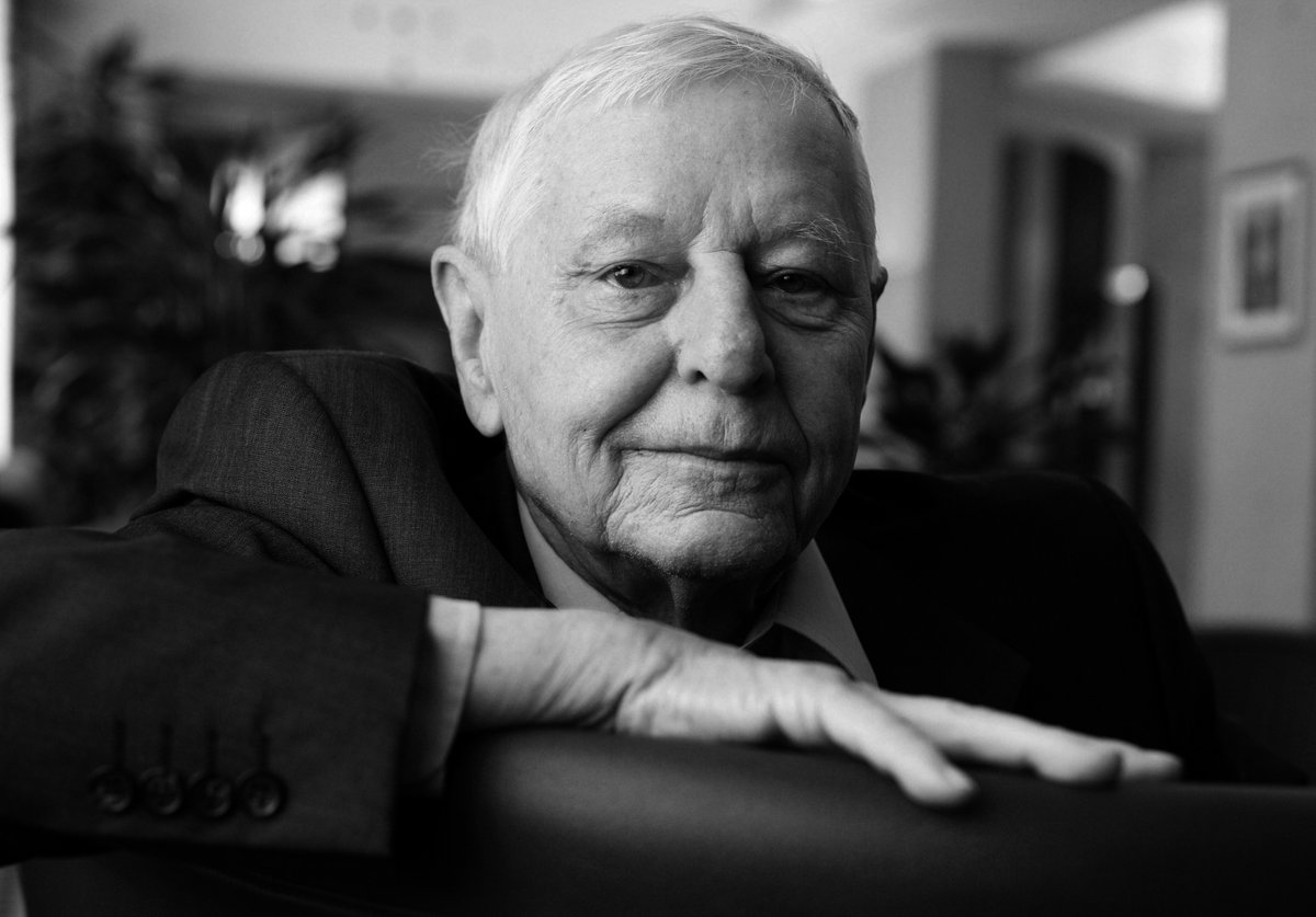 Lamentamos mucho el fallecimiento de Hans Magnus Enzensberger, autor que inauguró nuestra colección Argumentos y miembro del primer jurado del #PremioAnagramaDeEnsayo. Un maestro y uno de los padres intelectuales de la República Federal alemana.
Nuestro más sentido pésame.
