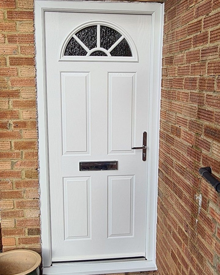 DNKservices's tweet image. New GRP Composite Door, White colour RAL9016 composite door and White smooth Frame, Half Moonray design, Glazed with Arctic Glass. Chrome Lever handles and Letterbox, Kubu locking system with Avocet ATK Cylinder
.
.
#anyralcolour #dnkservices #newcomposi… instagr.am/p/ClY9ZKMIlR7/