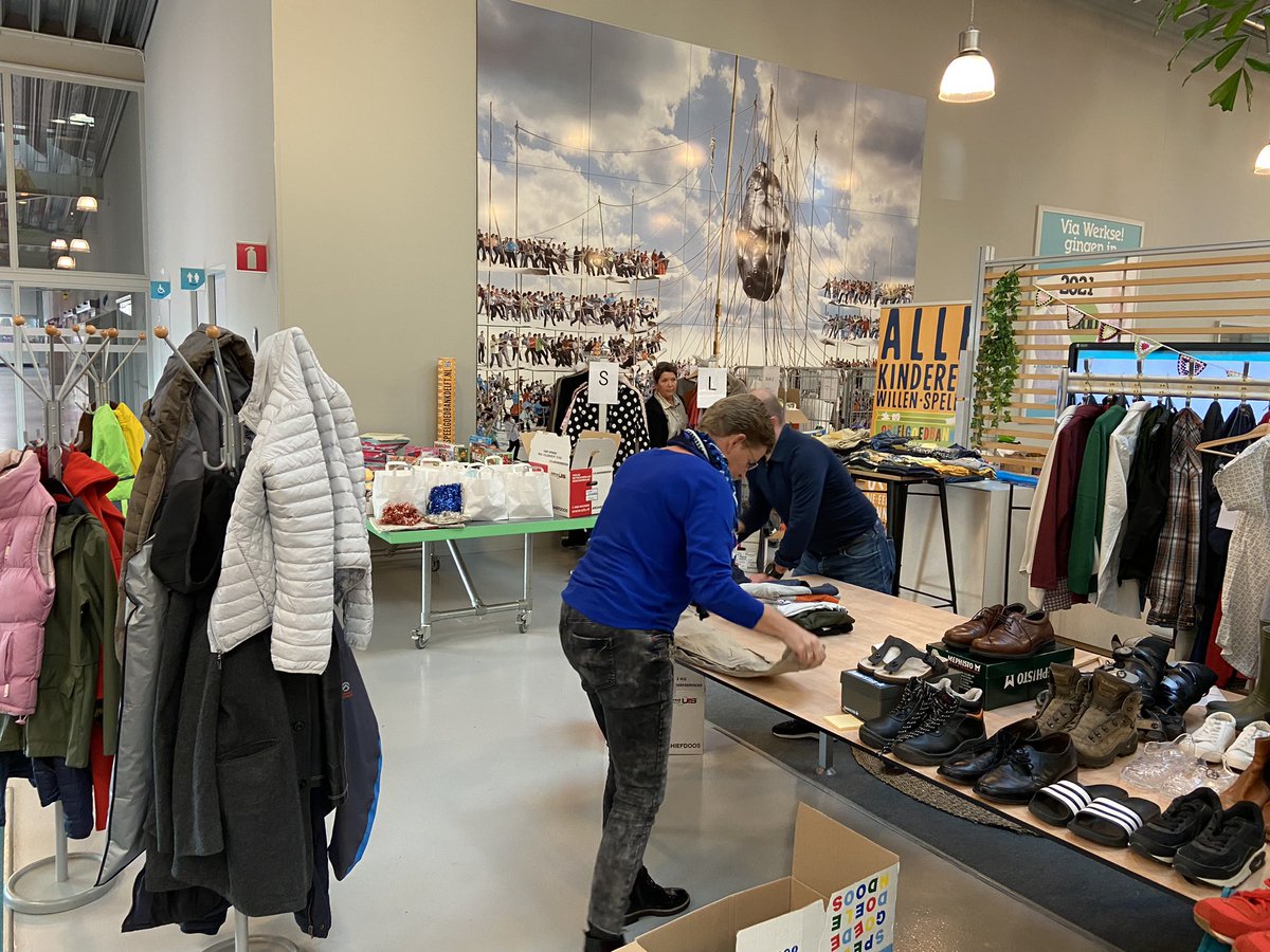 Volop in de voorbereiding voor de kleding, speelgoed en kerstspullenbeurs die maandag 28/11 @werkse start. Speciaal voor al onze collega’s en kandidaten uit <a href="/GemeenteDelft/">Gemeente Delft</a> #allebeetjeshelpen