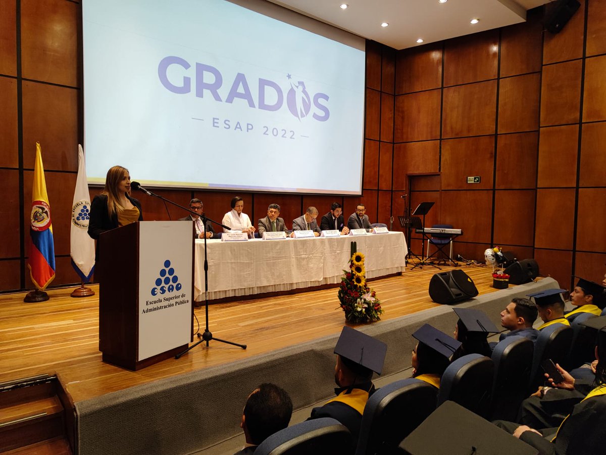 ESAPOficial's tweet photo. 🎓👏🏽 Este es un día importante, en Bogotá se gradúan 25 estudiantes de programas de pregrado, especializaciones y maestrías, servidores públicos que ayudarán a la nación a proyectarse por un mejor futuro. ¡Juntos celebramos este triunfo! #GradosESAP https://t.co/8i42jaLiy9